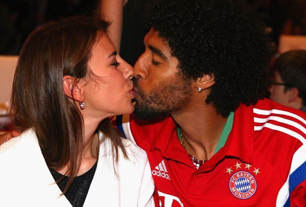 
                <strong>Zehntes Double: So feiern die Bayern</strong><br>
                Ein Küsschen für den Double-Gewinner: Dante holt sich bei seiner Jocelina die verdiente Belohnung ab.
              