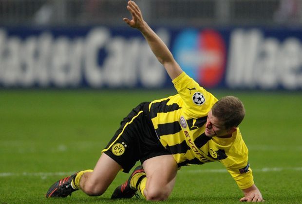
                <strong>21. November 2012: Nasenbeinbruch</strong><br>
                Ein Jahr nach dem doppelten Kieferbruch und nur einen Monat nach der Verletzung im Hannover-Spiel erwischt es Borussias Pechvogel schon wieder. 
              