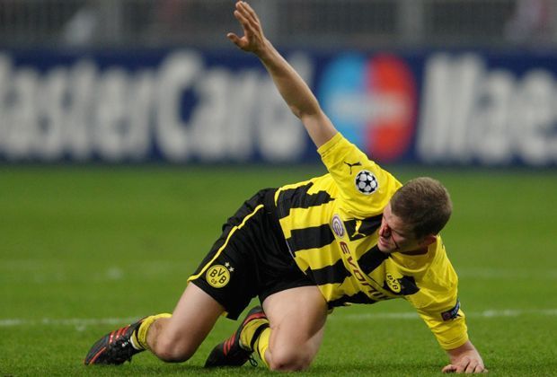 
                <strong>21. November 2012: Nasenbeinbruch</strong><br>
                Ein Jahr nach dem doppelten Kieferbruch und nur einen Monat nach der Verletzung im Hannover-Spiel erwischt es Borussias Pechvogel schon wieder. 
              