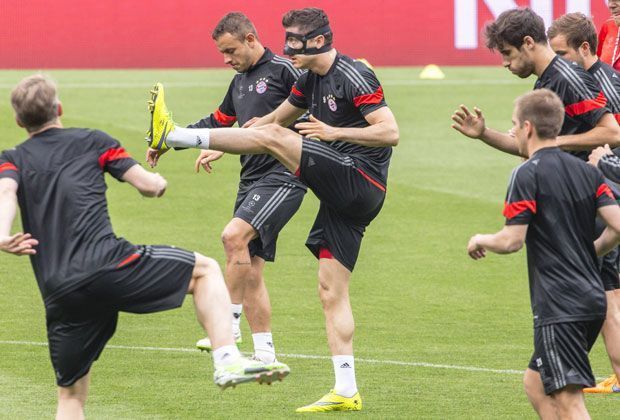 
                <strong>Robert Lewandowski</strong><br>
                Bei den Gymnastikübungen behindert ihn die Maske natürlich weitaus weniger...
              