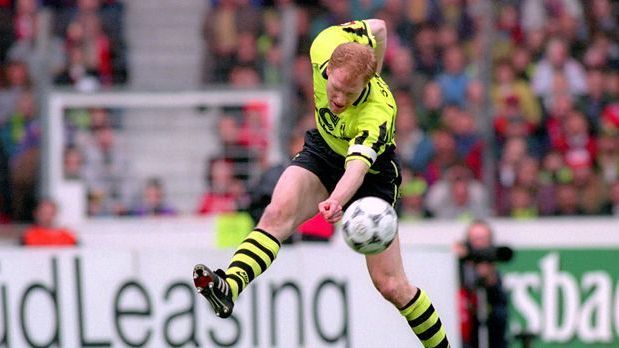 <strong>Matthias Sammer (Libero)</strong><br>
                Auf dieser Position gelang Sammer der Durchbruch zum Weltklassespieler. Sammer spielte vor der Abwehr und interpretierte die Position wie Matthäus teilweise recht offensiv. So führte er die Nationalmannschaft 1996 zum EM-Titel und den BVB 1997 zum Champions-League-Gewinn.
