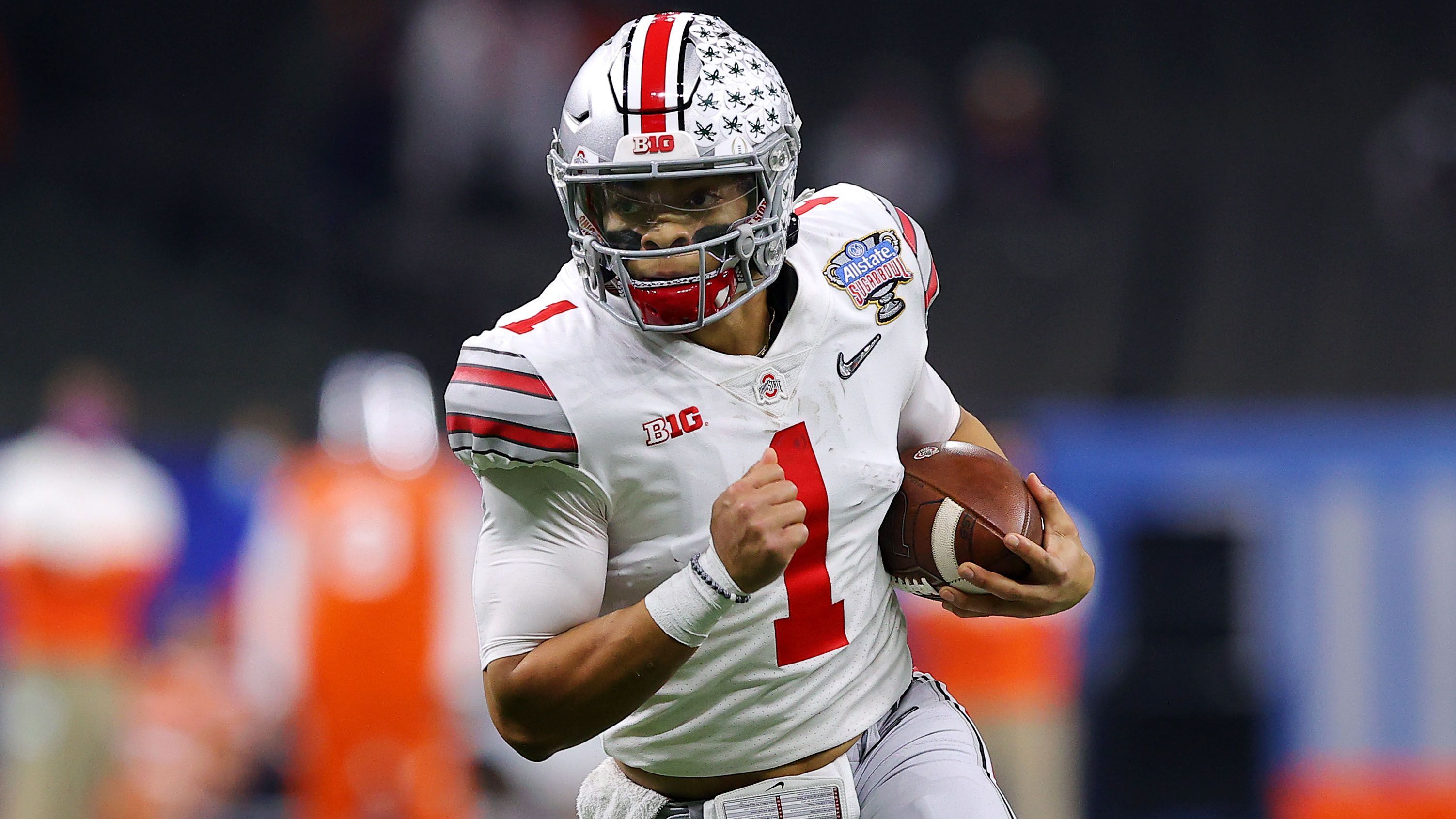 
                <strong>Justin Fields (Ohio State Buckeyes)</strong><br>
                Noch hat sich Justin Fields nicht zum NFL-Draft 2021 angemeldet. Das liegt aber vor allem daran, dass er mit seinen Ohio State Buckeyes im Endspiel um die College-Meisterschaft steht. Fields startete seine Karriere bei den Georgia Bulldogs und wechselte nach einem Jahr an die Ohio State University. Der 21-Jährige gilt als mobiler Quarterback und spielte sich besonders durch seine Sechs-Touchdown-Performance im Halbfinale gegen Clemson in den Fokus. Sollten sich die New York Jets für einen neuen Quarterback entscheiden wird Fields wohl an Nummer zwei vom Draft Board gehen. Möglicherweise könnte er aber auch bis zu den Atlanta Falcons durchrutschen, die an Nummer vier auf der Suche nach einem neuen Spielmacher für die Zeit nach Matt Ryan sind.
              