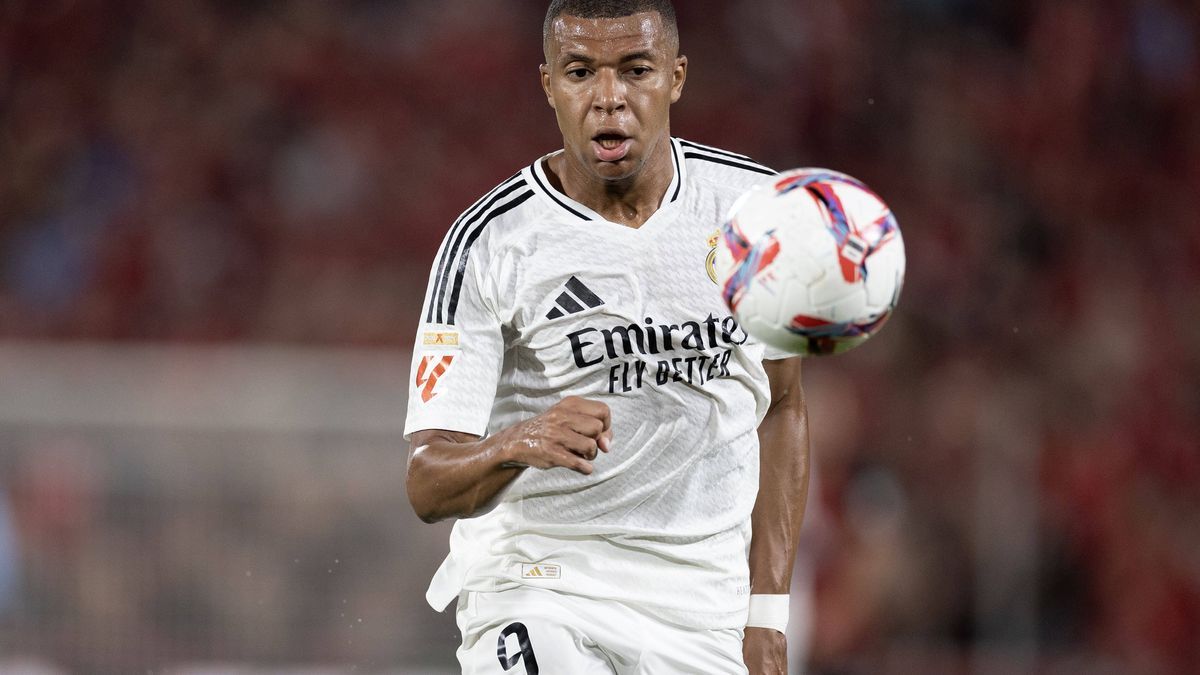 Kylian Mbappe of Real Madrid CF (L) run with the ball during the LaLiga EA Sports match between RCD Mallorca and Real Madrid CF at Estadi de Son Moix on August 18, 2024 in Mallorca, Spain. (Photo b...