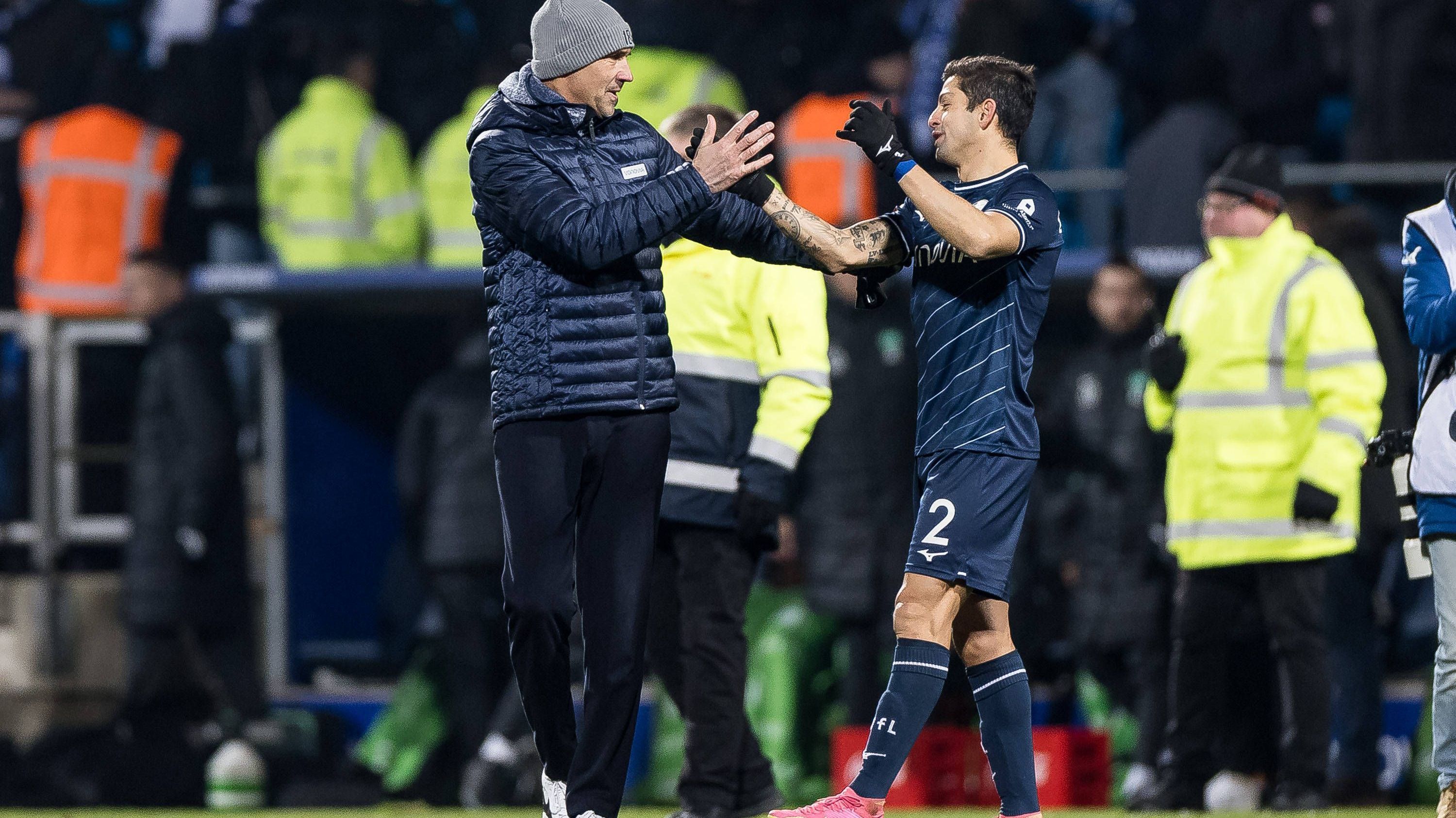 <strong>VfL Bochum</strong><br>In Bochum haben die Verantwortlichen in Sachen Kaderveränderungen für den Winter noch nichts offiziell gemacht, dafür mit Trainer Thomas Letsch vorzeitig bis 2026 verlängert. Laut "Bild" sollen die Bochumer nach einem Stürmer fahnden, der durchaus auch erst einmal auf Leihbasis kommen könnte. Gehen können hingegen der aussortierte Lys Mousset, Moritz Römling und Jordi Osei-Tutu.
