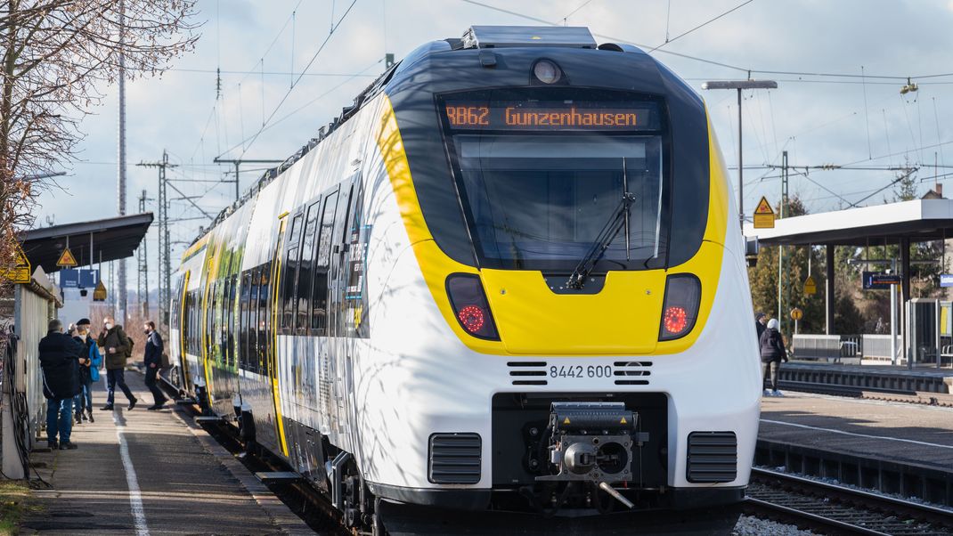 Ein Batteriezug des Herstellers Alstom steht im Bahnhof Gunzenhausen.