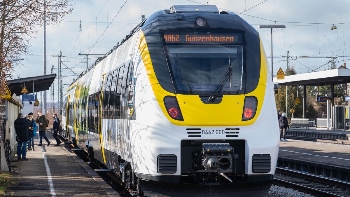 Ein Batteriezug des Herstellers Alstom steht im Bahnhof Gunzenhausen.