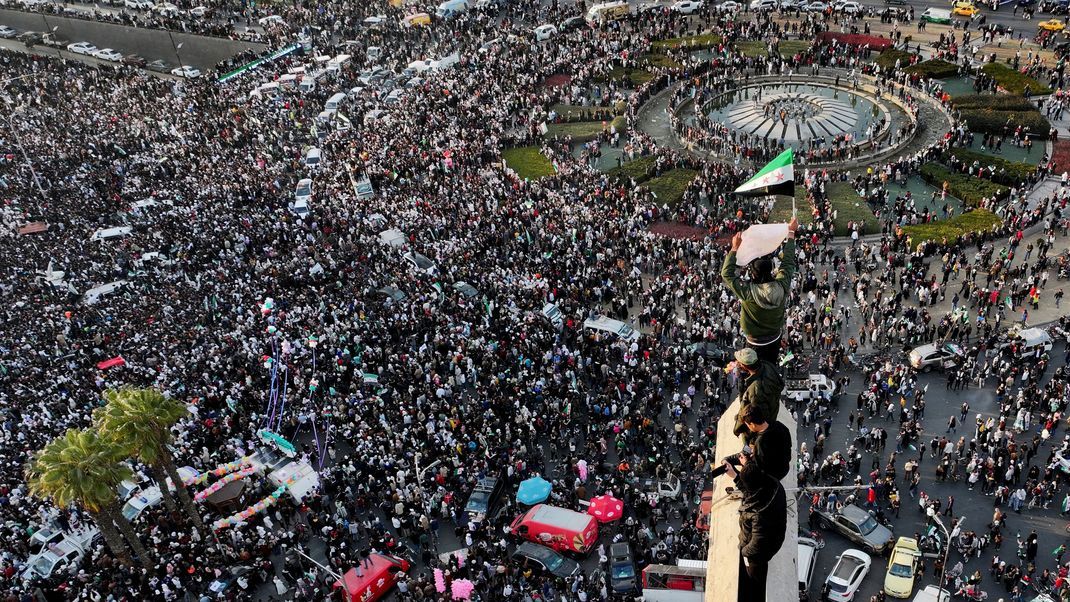 20. Dezember 2024, Syrien, Damaskus: Syrer feiern den Sturz der Assad-Regierung auf dem Umayyad-Platz in Damaskus. 