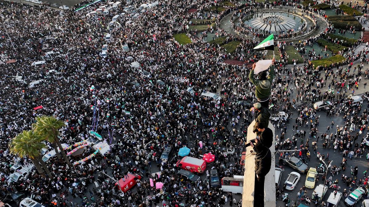 20. Dezember 2024, Syrien, Damaskus: Syrer feiern den Sturz der Assad-Regierung auf dem Umayyad-Platz in Damaskus. 