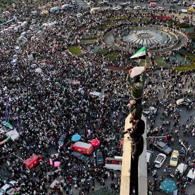 20. Dezember 2024, Syrien, Damaskus: Syrer feiern den Sturz der Assad-Regierung auf dem Umayyad-Platz in Damaskus. 