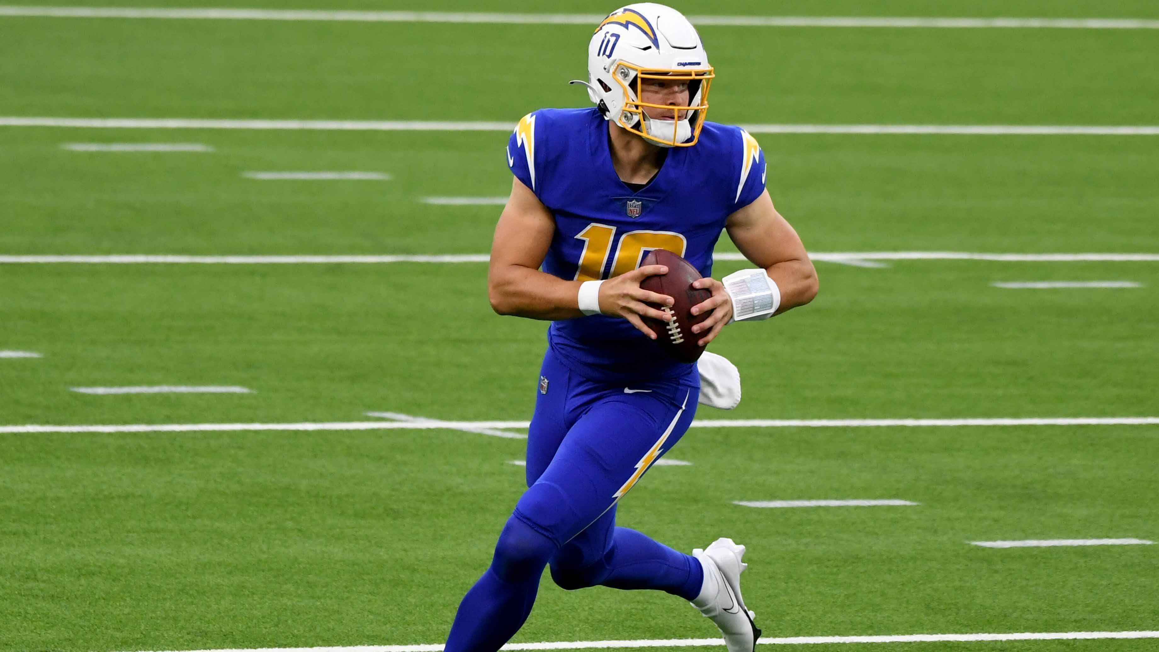 
                <strong>Justin Herbert (24, Los Angeles Chargers)</strong><br>
                Justin Herbert von den Los Angeles Chargers hat vergangene Saison alle überrascht und wurde dank überzeugender Spielweise zum Offensive Rookie of the Year gewählt. Nun geht es für ihn in die zweite Saison. Dort will er mit den Kaliforniern auf seinen Erfolg aufbauen und um den Playoff-Einzug kämpfen.
              