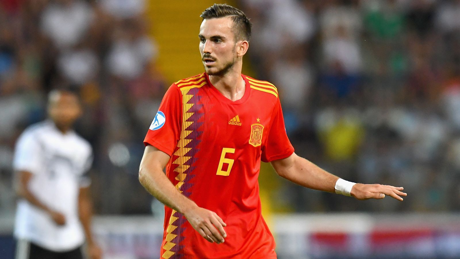 
                <strong>2019 - Fabian Ruiz (Spanien)</strong><br>
                Für Ceballos reichte es 2019 zwar nicht mehr zur Auszeichnung als bester Spieler des Turniers, dafür durfte sich einer seiner Mitspieler über eben diese freuen: Fabian Ruiz. Der Mittelfeldspieler, der damals schon in Diensten seines heutigen Klubs SSC Neapel stand, glänzte vor allem im Endspiel gegen die DFB-Junioren. Mit einem Tor und einer Vorlage war Ruiz der entscheidende Mann beim 2:1-Sieg Spaniens. Dabei fing das Turnier für den heute 24-Jährigen gar nicht so berauschend an. Zunächst verloren die Spanier zum Auftakt gegen Italien (1:3) und im zweiten Gruppenspiel gegen Belgien saß Ruiz dann 90 Minuten auf der Bank. Erst in der abschließenden dritten Vorrundenpartie gegen Polen wurde das einstige Real-Betis-Talent wieder berücksichtigt und spielte sich nicht zuletzt dank eines Tores beim 5:0-Sieg fest. Heute ist Ruiz längst A-Nationalspieler Spaniens. 
              