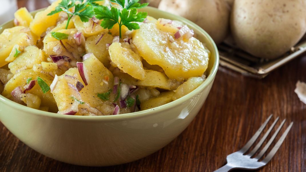 Kartoffelsalat ist eines der bekanntesten Gerichte der deutschen Küche.