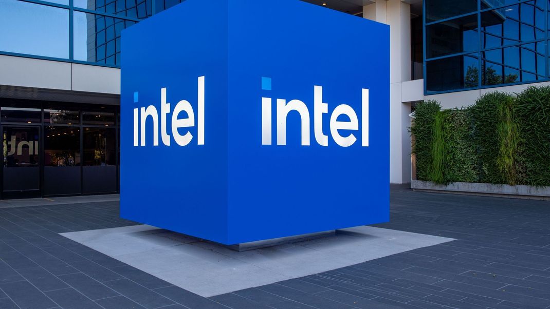 Das Intel-Logo vor der Unternehmenszentrale Santa Clara – der Chip-Pionier erhält Milliardenhilfe von Nvidia.