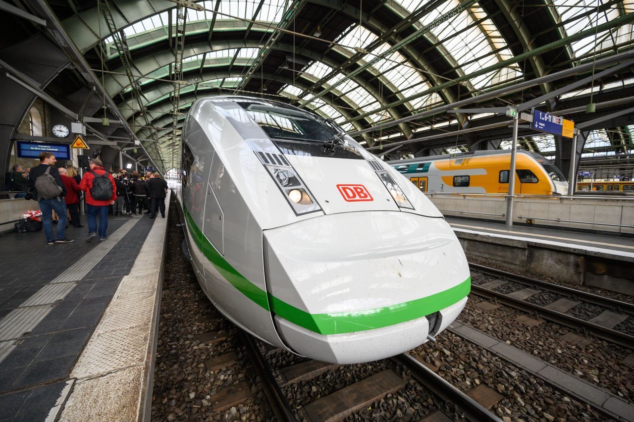Der ICE 3 ist der schnellste Zug Deutschlands. Er fährt bis zu 300 Kilometer pro Stunde. Der neue ICE 4 fährt übrigens langsamer als sein Vorgänger: bis zu 250 Kilometer pro Stunde. Dafür ist er umweltfreundlicher, verbraucht weniger Energie und verfügt über Fahrradstellplätze.