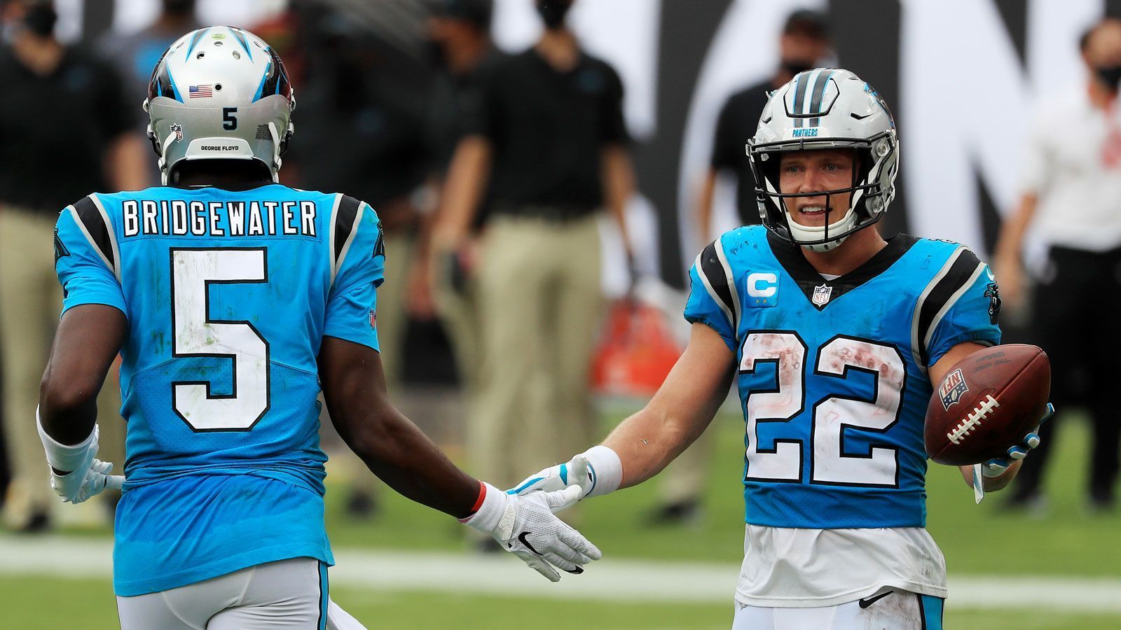 
                <strong>Christian McCaffrey (Carolina Panthers)</strong><br>
                Christian Mc Caffrey verpasste zunächst sechs Spiele in der ersten Hälfte der Saison 2020 mit einer Verstauchung des Knöchels, anschließend zog sich das "Workhorse" der Carolina Panthers in Week 9 eine Schulterverletzung zu. Seine Rückkehr wird bei den Panthers sehnlichst erwartet - 2020 lahmte die Offensive gewaltig, was zweifelsfrei auch mit dem Fehlen des Running Backs zu tun hatte.
              