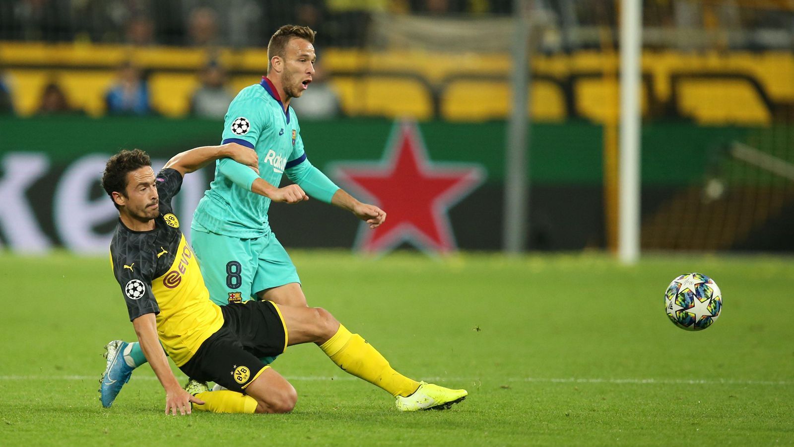 
                <strong>Thomas Delaney (Borussia Dortmund)</strong><br>
                Hat in der Schaltzentrale alle Hände voll zu tun, ist mit seiner Routine aber ein verlässlicher Faktor im Defensivspiel, aber auch im eigenen Aufbau. Mit einigen guten Ideen, Pässen und Flanken. ran-Note: 3
              