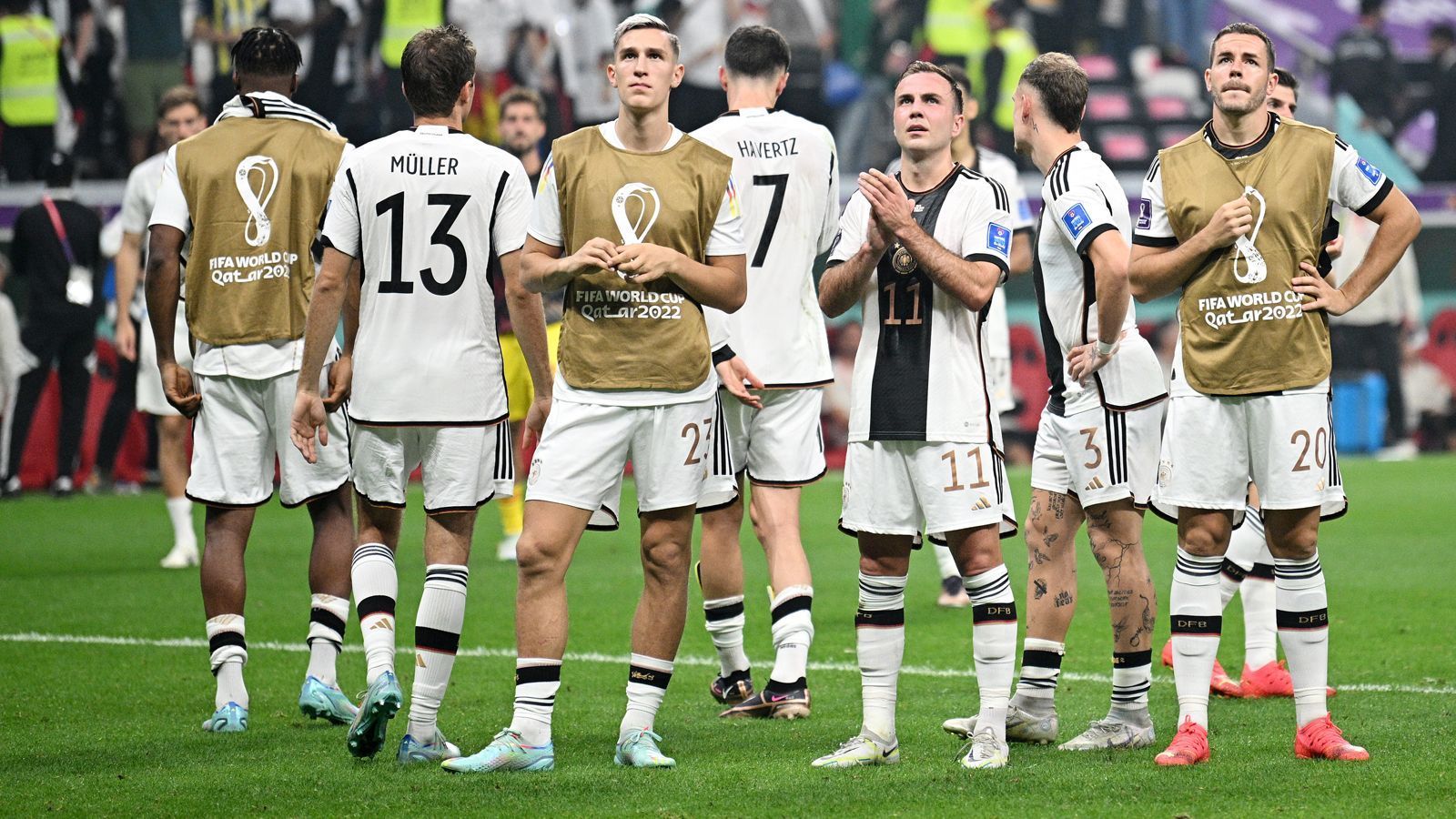 
                <strong>Zweites WM-Vorrunden-Aus in Folge</strong><br>
                Für die deutsche Nationalmannschaft bedeutet das Aus nach der WM-Vorrunde in Katar die Fortsetzung einer Negativserie bei Endrunden. Bereits 2018 in Russland verabschiedete sich das DFB-Team als damals amtierender Titelverteidiger nach der Gruppenphase. Bei den 16 vorherigen WM-Teilnahmen seit 1954 schaffte es Deutschland hingegen immer über die Vorrunde hinaus, wurde 1954, 1974, 1990 und 2014 Weltmeister. 
              