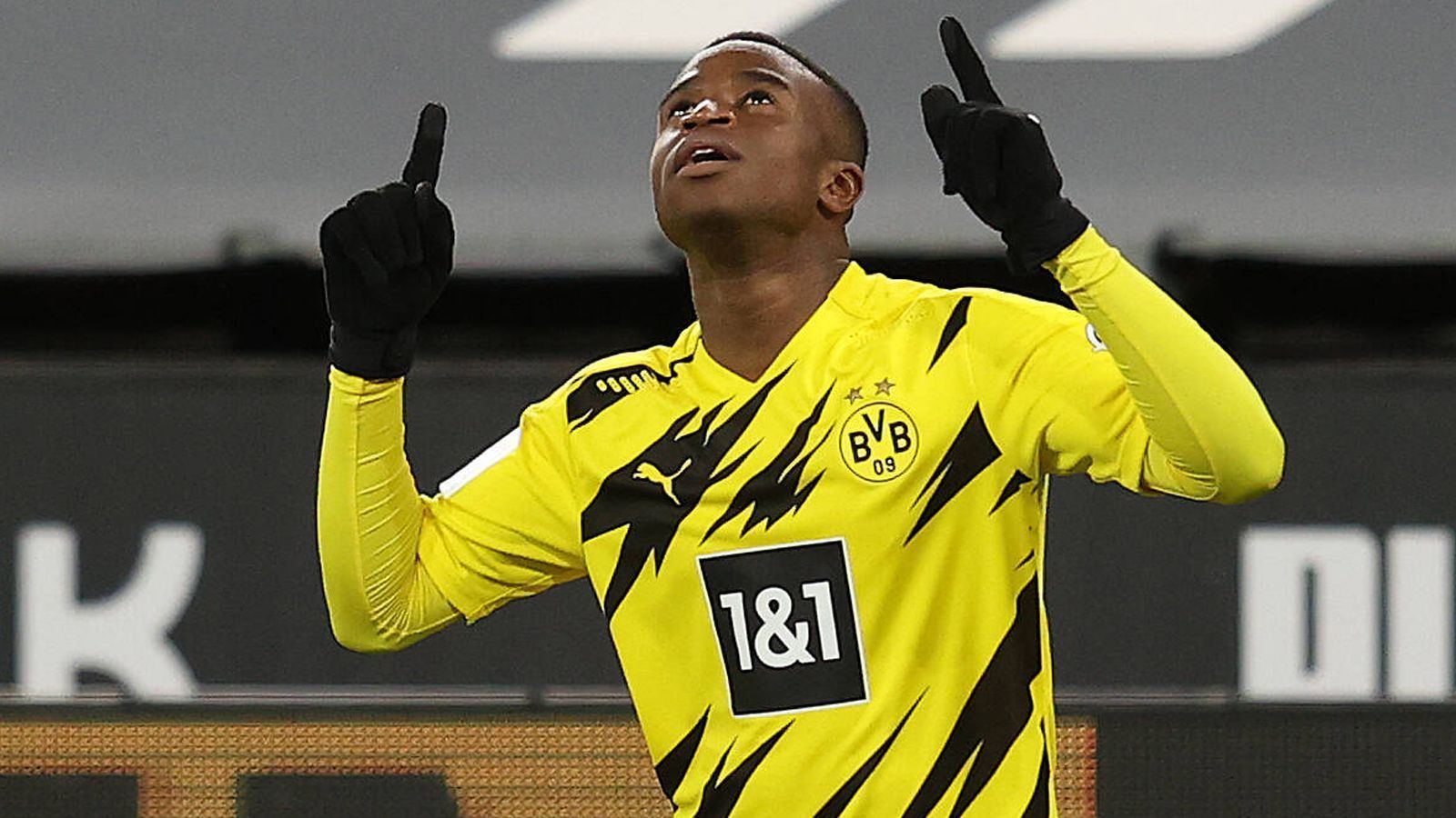 
                <strong>Moukoko für die U21-EM nominiert: Das ist Deutschlands Sturmhoffnung </strong><br>
                Jung, jünger, Youssoufa Moukoko: Der Angreifer von Borussia Dortmund hat die Bundesliga im Sturm erobert. Nicht so forsch vielleicht wie Erling Haaland, trotzdem rekordverdächtig. Seine erste Bundesliga-Bestmarke verbuchte er am achten Spieltag in der 85. Minute, als er im Alter von 16 Jahren und einem Tag zum jüngsten Akteur der Bundesliga-Historie avancierte.
              