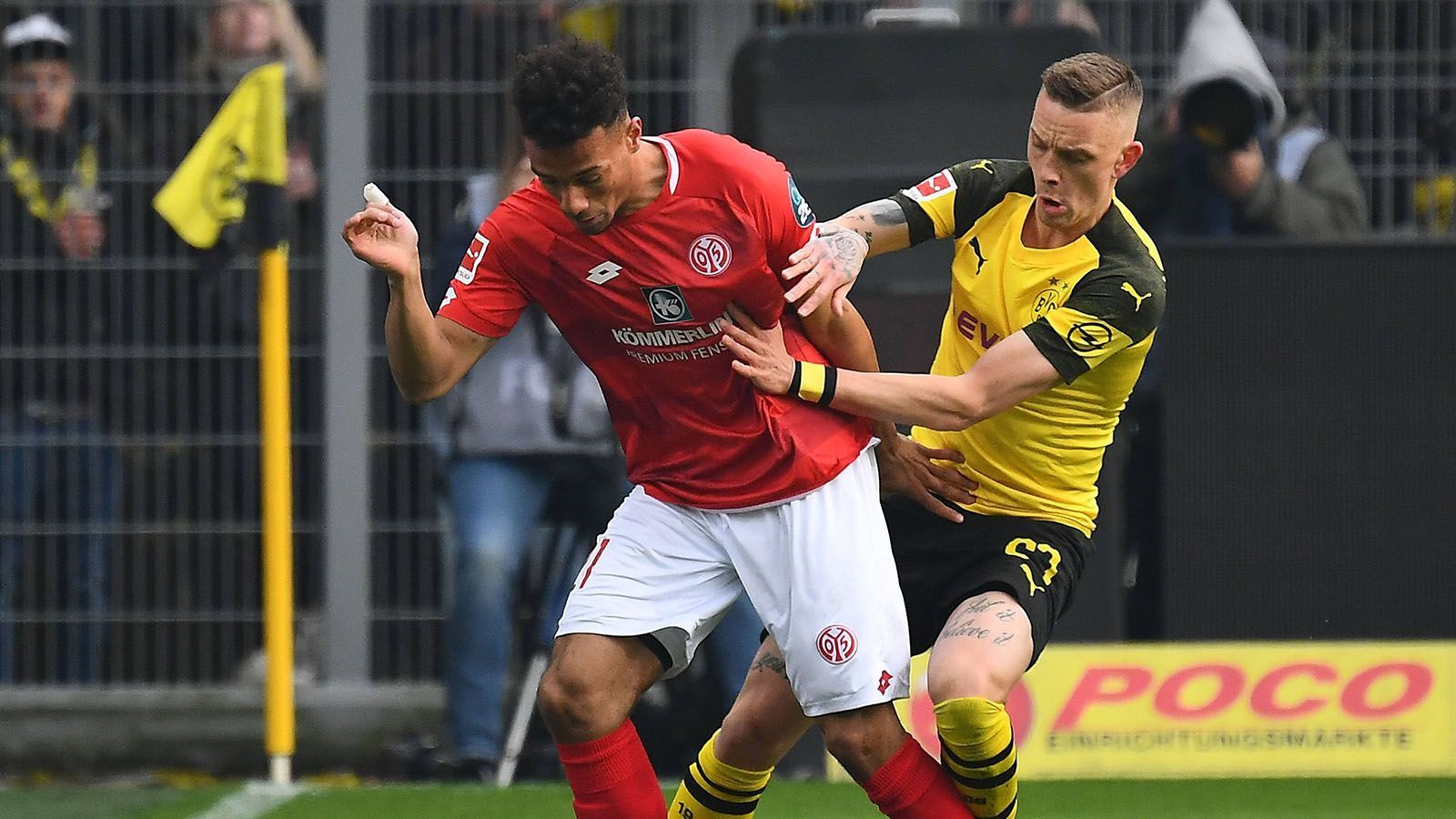 
                <strong>Marius Wolf</strong><br>
                Rückt für den nicht im Kader stehenden Routinier Lukas Piszczek in die Startelf. Leitet mit starkem langem Ball auf Götze den Führungstreffer (13.) ein. Sehr bemühter Auftritt im ersten Durchgang. Überzeugt im Zusammenspiel mit Vordermann Sancho auf der rechten Außenbahn. Prüft Müller aus der Distanz (57.). Zu weit weg von Gegenspieler Onisiwo bei dessen Pfostentreffer (63.). In der 78. Minute durch Zagadou ersetzt. ran-Note: 2
              