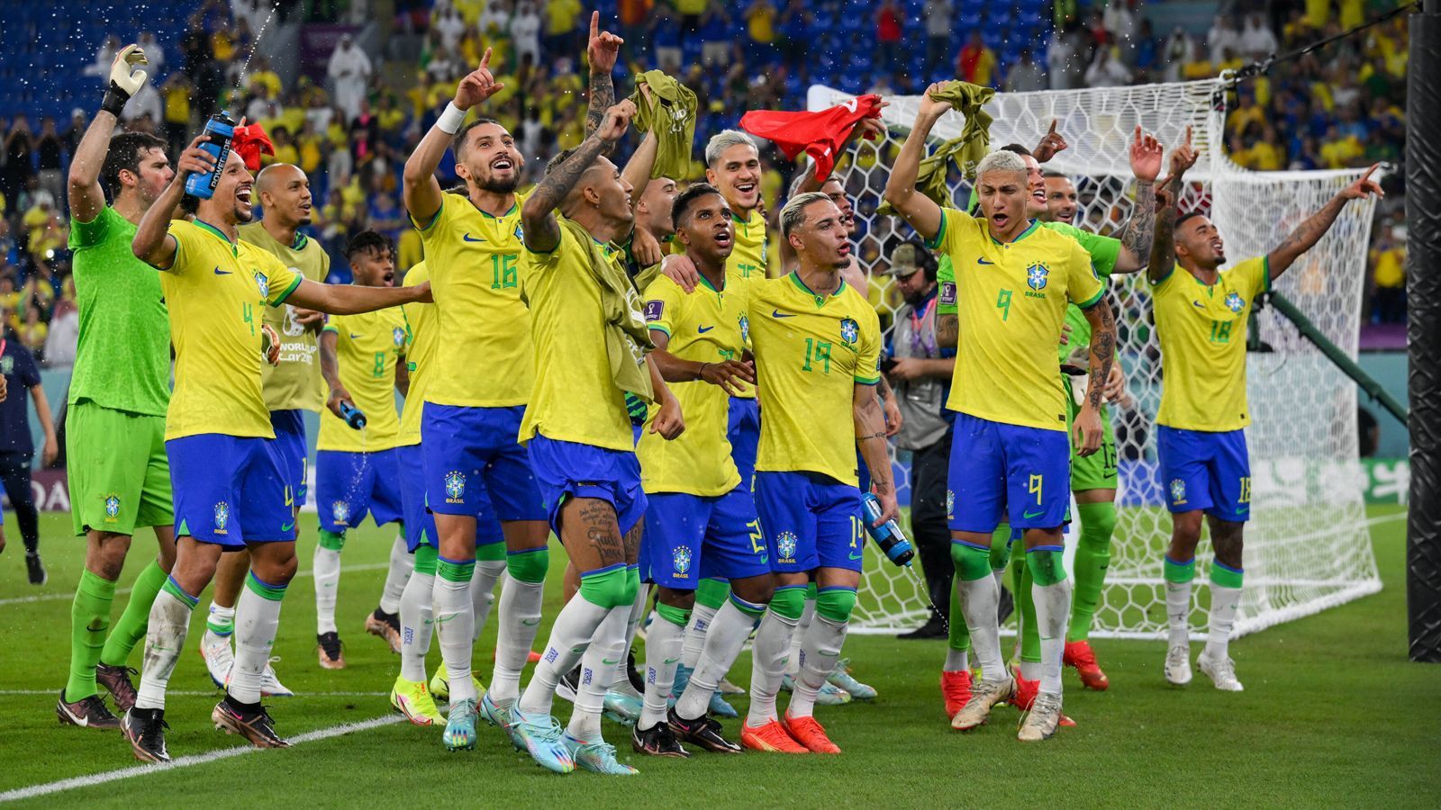
                <strong>Längste Ungeschlagen-Serie in der Gruppenphase</strong><br>
                Brasilien besiegt im zweiten Gruppenspiel die Schweiz mit 1:0 und stellt damit einen neuen Rekord auf. Die Selecao ist nun 17 Spiele in Folge in der Gruppenphase der WM ungeschlagen. Kein anderes Team konnte sich je eine solche Serie erspielen.
              