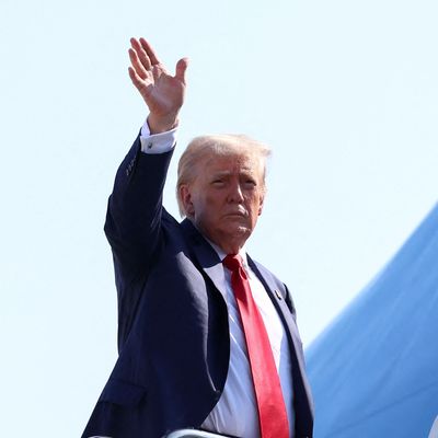 US-Präsident Trump winkt beim Einsteigen in die Air Force One auf dem Weg nach Schottland.