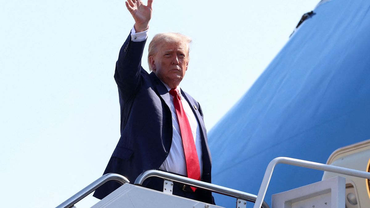 US-Präsident Trump winkt beim Einsteigen in die Air Force One auf dem Weg nach Schottland.
