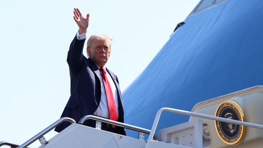 US-Präsident Trump winkt beim Einsteigen in die Air Force One auf dem Weg nach Schottland.