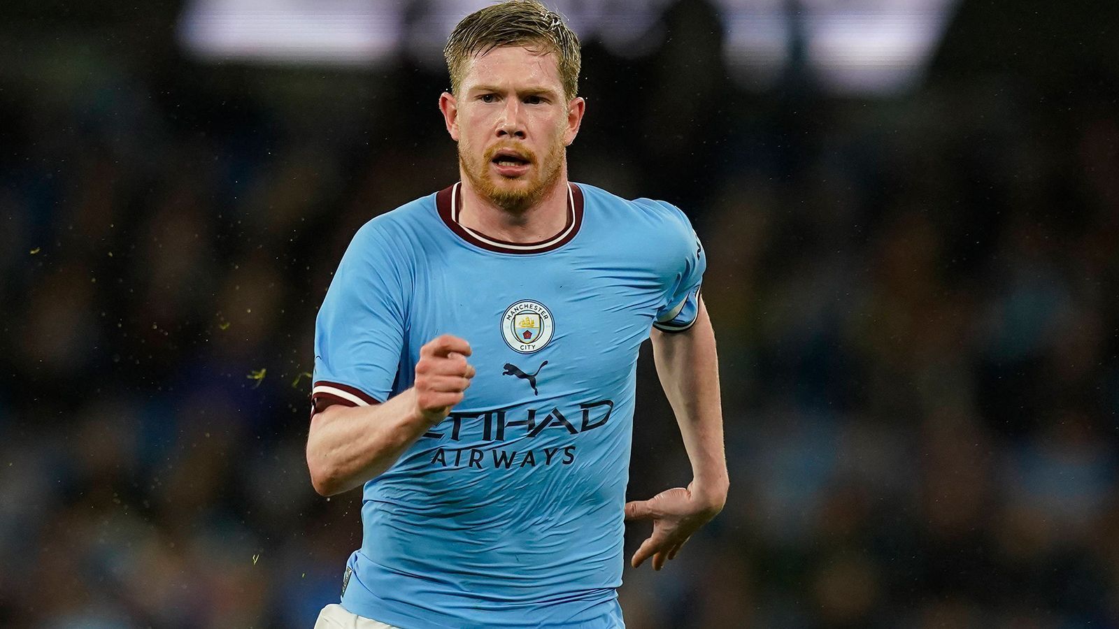 
                <strong>Platz 1: Kevin De Bruyne (Manchester City) </strong><br>
                Ohne Prämien und Boni liegt Kevin De Bruyne (noch?) vor seinem Mannschaftskollegen. Jede Woche bekommt der Belgier 482.868 Euro – und liegt damit an der Spitze der Premier League. Hochgerechnet ist das ein jährlicher Verdienst von über 25,1 Millionen. Der 31-Jährige ist seit Sommer 2015 bei City, sein Vertrag läuft im Sommer 2025 aus. Der Marktwert des früheren Wolfsburgers liegt laut "transfermarkt.de" bei 80 Millionen.
              