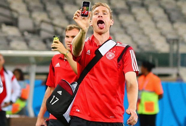 
                <strong>Ohne Worte</strong><br>
                Per Mertesacker knipst nach Abpfiff eifrig Selbstportraits und hofft auf ein gelungenes Selfie.
              