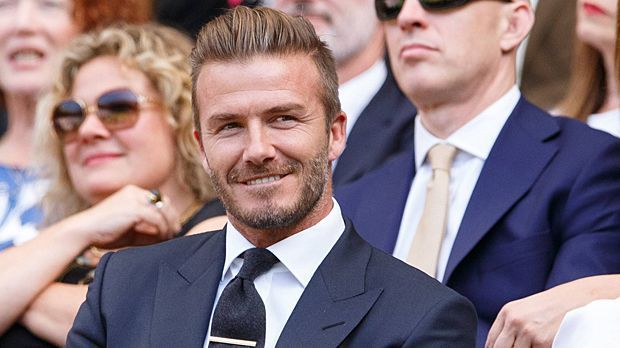 
                <strong>David Beckham</strong><br>
                Und auch David Beckham möchte Schauspieler werden, in Guy Ritchies neuem Film "Knights oft he Roundtable" wird Becks bereits eine kleine Sprechrolle haben. Nicht wenige Fans sehen in Beckham den neuen James Bond …
              