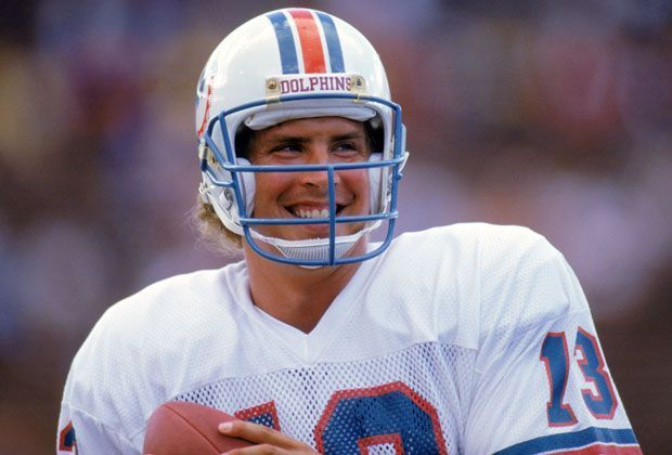 
                <strong>Dan Marino</strong><br>
                Dan Marino von den Miami Dolphins konnte während seiner Karriere zwar nie den Super Bowl gewinnen, ist aber trotzdem einer der besten Quarterbacks aller Zeiten. Er hielt viele der wichtigsten Passrekorde und wurde mittlerweile in die Pro Football Hall of Fame gewählt.
              