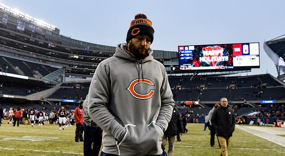 
                <strong>Jay Cutler (Chicago Bears)</strong><br>
                Sind wir ehrlich, Jay Cutler und die Chicago-Bears-Fans, das passt einfach nicht und sie werden auch keine Freunde mehr. Es wäre sowohl für den Quarterback, als auch für die Franchise das Beste, wenn sie getrennte Wege gehen. Als Backup-Quarterback würde Cutler sein Team zudem 14 Millionen Dollar 2017 kosten. Geld, dass das Team dringend für andere Positionen benötigt.
              