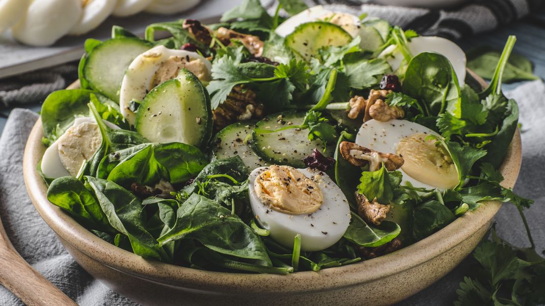 Nach Geschmack deiner Mama kannst du zusätzlich Gurken, Radieschen oder auch eine Avocado hinzufügen.