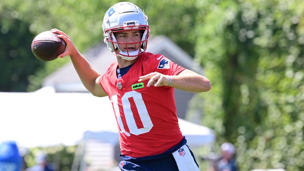 NFL, American Football Herren, USA New England Patriots Training Camp Jul 26, 2024; Foxborough, MA, USA; New England Patriots quarterback Drake Maye (10) throws a pass during training camp at Gille...