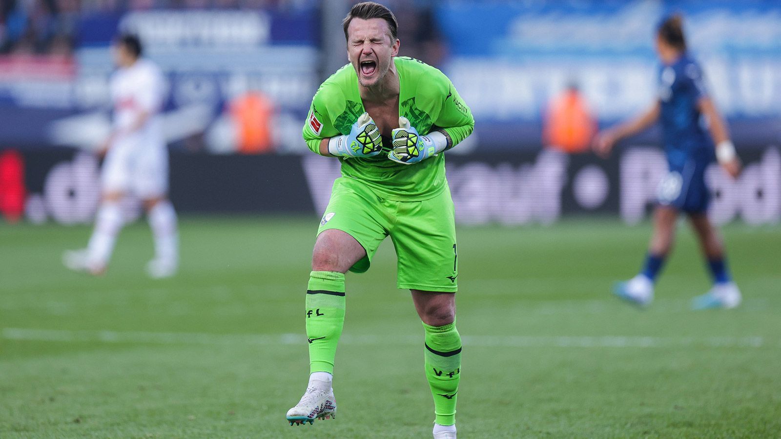 
                <strong>Verlierer: Manuel Riemann</strong><br>
                Häufig befindet sich Manuel Riemann irgendwo zwischen Genie und Wahnsinn. In der Niederlage seines VfL Bochum gegen den VfB Stuttgart war der Torwart näher an Letzterem. Beim Stand von 2:1 für die Stuttgarter tauchte er unter einer Flanke von Enzo Millot durch, sodass Josha Vagnoman zum 3:1 für die Süddeutschen einnicken konnte. Da Bochum kurz vor Schluss nur noch der Anschlusstreffer zum 3:2 gelang, war Riemanns Patzer mitentscheidend für die Niederlage. Zudem legte er sich nach der Partie mit einem Fan an... Unnötig!
              