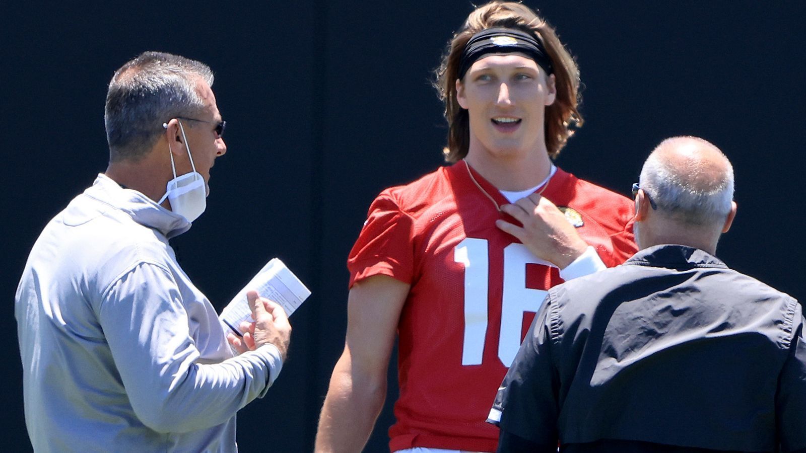 
                <strong>Jacksonville Jaguars: Details zum Millionen-Vertrag von Trevor Lawrence</strong><br>
                Wie werden die Jaguars durch den Vertrag belastet? 2021 beträgt der Cap Hit von Lawrence rund 6,7 Millionen Dollar, bestehend aus einem Teil des Signing Bonus, der in der Salary-Cap-Rechnung auf die vier Jahre verteilt wird, und dem Basis-Gehalt in Höhe von 660.000 Dollar. 2022 werden es rund 8,4 Millionen, ein Jahr später dann zehn Millionen und 2024 schließlich 11,7 Millionen sein. Der Dead Cap sinkt von der Gesamtsumme 2021 auf 30 Millionen 2022, 21,7 Millionen 2023 sowie 11,7 Millionen 2024.
              