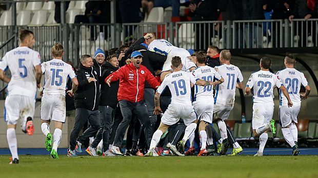 
                <strong>Mannschaft der Slowakei</strong><br>
                Mannschaft der Slowakei: Auf dem Weg nach Frankreich machen die Slowaken nicht einmal vor Spanien Halt. 2:1 gewinnt der krasse Außenseiter sein Heimspiel in Zilina. Der WM-Achtelfinalist von 2010 muss zwar bis zum letzten Gruppenspieltag bangen, doch dann ist klar: Das EM-Ticket ist in der Tasche.
              