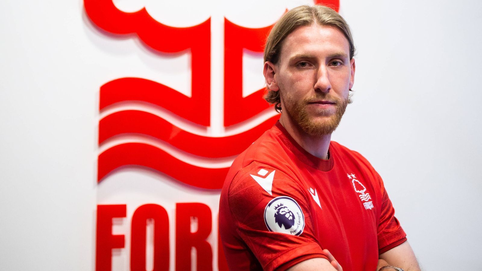 
                <strong>Josh Bowler</strong><br>
                Ebenfalls erst am Deadline Day stieß Außenbahnspieler Josh Bowler zu Nottingham Forest. Für ihn soll der Premier-League-Aufsteiger ungefähr 2,3 Millionen Euro Ablöse an den Zweitligisten Blackpool überwiesen haben. Sofort wird Bowler seinem neuen Klub aber nicht helfen können, er wurde nämlich direkt nach der Bekanntgabe des Transfers nach Griechenland zu Olympiakos Piräus weiterverliehen. Dies ist quasi ein Wechsel auf dem kleinen Dienstweg, denn sowohl Nottingham als auch Olympiakos sind im Besitz des griechischen Geschäftsmannes Evangelos Marinakis.
              