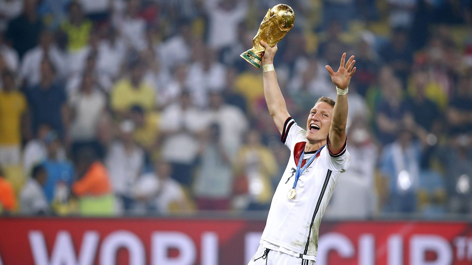 
                <strong>Weltmeister Schweinsteiger</strong><br>
                Mit 30 Jahren hat Bastian Schweinsteiger sportlich alles erreicht. Als Weltmeister ist er am Ziel seiner Träume.
              