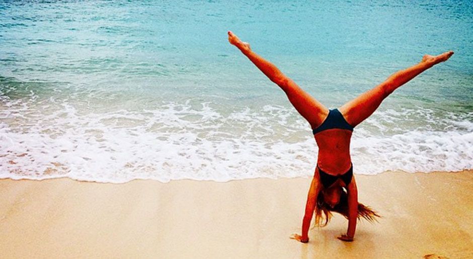 
                <strong>Karen Link </strong><br>
                Cheerleaderinnen müssen natürlich fit bleiben. Yoga und Fitnessübungen am Strand gehören da natürlich ins tägliche Programm.
              