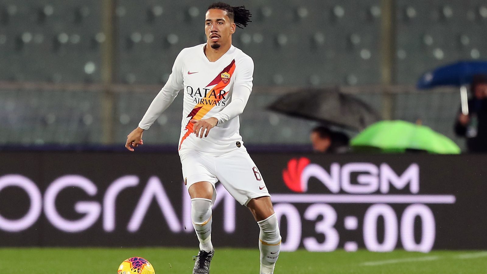 
                <strong>Chris Smalling</strong><br>
                Ebenfalls in der Serie A ist derzeit Verteidiger Chris Smalling aktiv. Der 30-jährige Engländer, von United an die Roma ausgeliehen, kam bislang zu 25 Saison-Einsätzen in Italiens höchster Spielklasse. Sein Vertrag bei Manchester United läuft noch bis 2022, doch seine Perspektive dürfte unter Coach Solskjaer begrenzt sein. Wohl deshalb kann sich Smalling wohl einen dauerhaften Wechsel zur Roma vorstellen, laut "Sky Italia" müssten die Italiener aber wohl 35 Millionen Euro Ablöse für den Routinier auf den Tisch legen. Dafür würde Smalling seinerseits offenbar auf Teile seines bisherigen Gehalts verzichten. Bislang kassiert der 1,94-Meter-Hüne bei ManUtd angeblich üppige vier Millionen Euro jährlich.
              