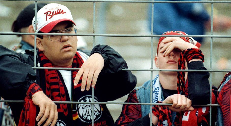 
                <strong>Eintracht Frankfurt (1996)</strong><br>
                So launisch wie ihr Spitzname "Diva vom Main". UEFA-Cup-Sieger 1980, vier Mal Pokalsieger, 1999 von "Übersteiger" Jan-Age Fjörtoft gerettet. Da haben die Jahre als Pendler zwischen den Ligen aber schon begonnen, seit 2012 immerhin weitgehend solide in der Bundesliga.
              