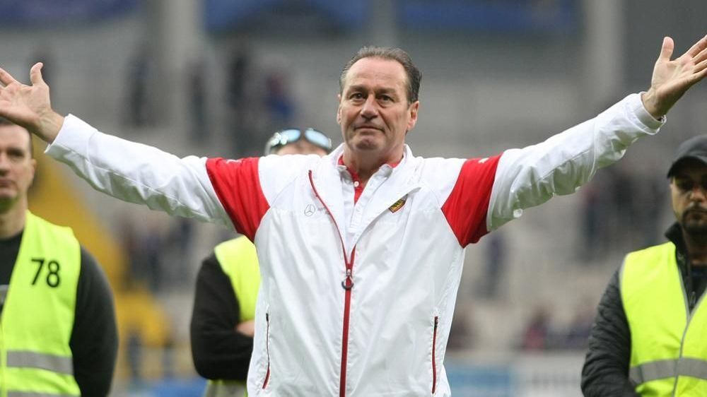 <strong>Juni 2015 VfB Stuttgart (Huub Stevens)</strong><br>Bei vielen Vereinen fungierte Huub Stevens als Retter - 2015 war er es in Stuttgart. Am 34. Spieltag machte er mit einem 2:1 Sieg über Paderborn den Klassenerhalt für die Schwaben klar. Bereits 2014 war er für zehn Spiele Trainer in Württemberg. In Stuttgart ist der Trainer-Posten ein Schleudersitz, seit 2010 waren 20 verschiedene Übungsleiter im Einsatz.
