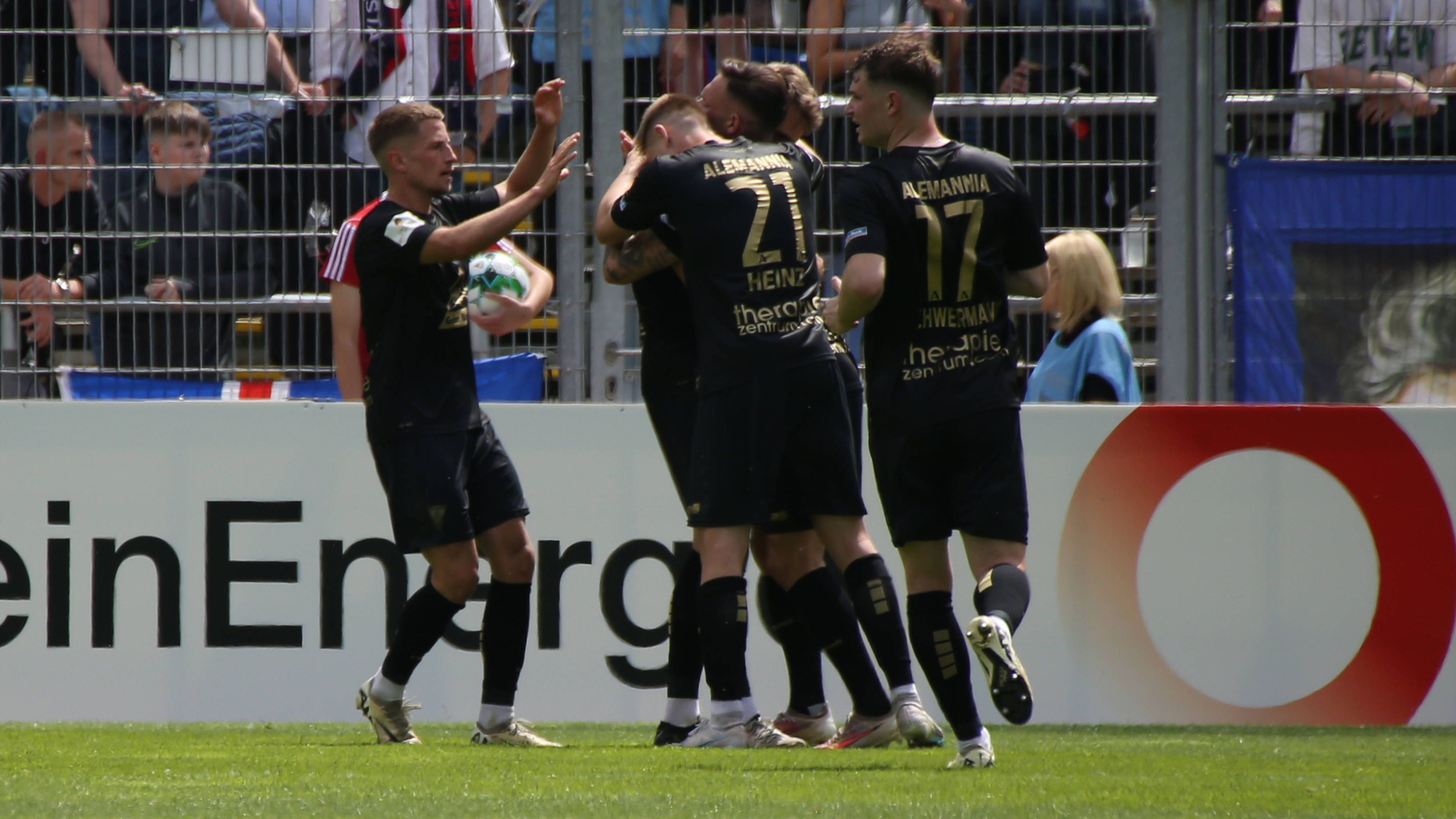 <strong>Landespokal Mittelrhein in Köln</strong><br><strong>Alemannia Aachen</strong> (Foto, Regionalliga West) - Bonner SC (Mittelrheinliga) 4:2 (2:1) - Torschützen: 0:1 Koruk (14.), 1:1 Heinz (29., Foulelfmeter), 2:1 Töpken (43.), 2:2 Okoroafor (58.), 3:2 Willms (65.), 4:2 Strujic (90.+2)