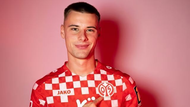 <strong>Gabriel Vidovic (1. FSV Mainz 05)</strong><br>Linksaußen Gabriel Vidovic verlängert seinen Vertrag in München bis 2026 und spielt auf Leihbasis am Bruchweg. Die Nullfünfer konnten sich Berichten von "Sky" und "BILD" zufolge eine Kaufoption in Höhe von fünf Millionen Euro sichern. Der FC Bayern soll allerdings auch über eine Rückkaufoption verfügen. Laut Transfer-Experte Luca Bendoni beträgt diese zehn Millionen Euro.