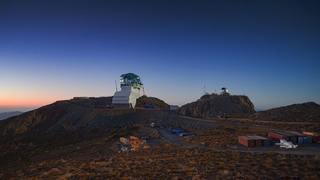 Der Berggipfel Cerro Pachón in Chile mit dem halbfertigen Rubin-Observatorium