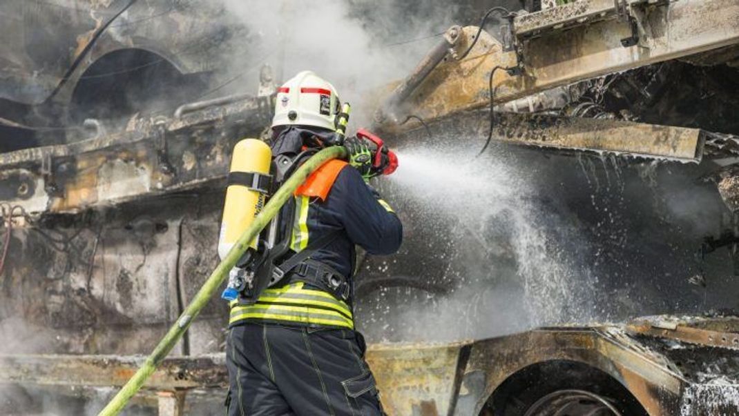 Ein Transporter mit E-Autos ist in Brand geraten. Für die Feuerwehr sind brennende Batterien schwer zu löschen.