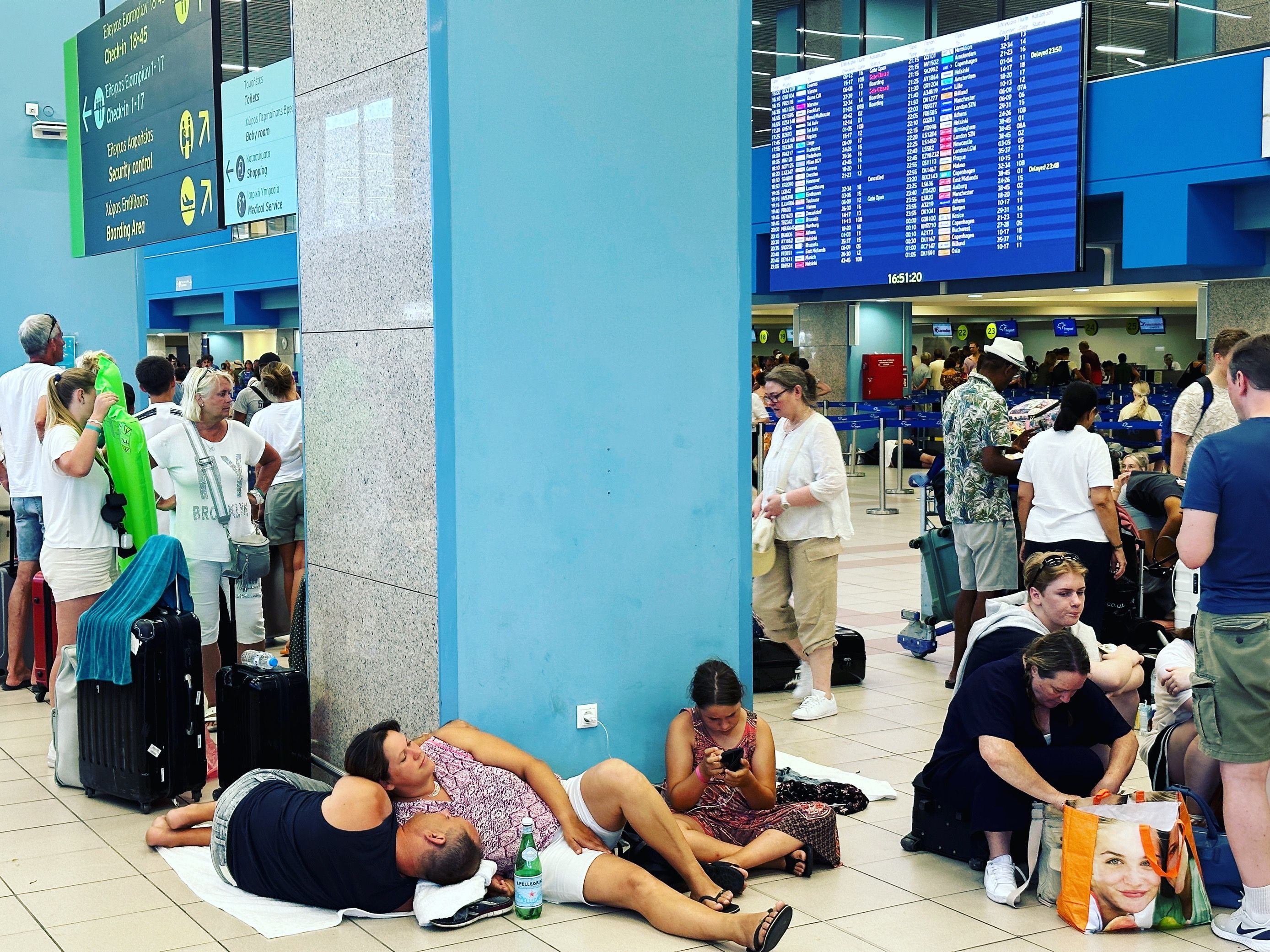 Die evakuierten Touristen am Flughafen.