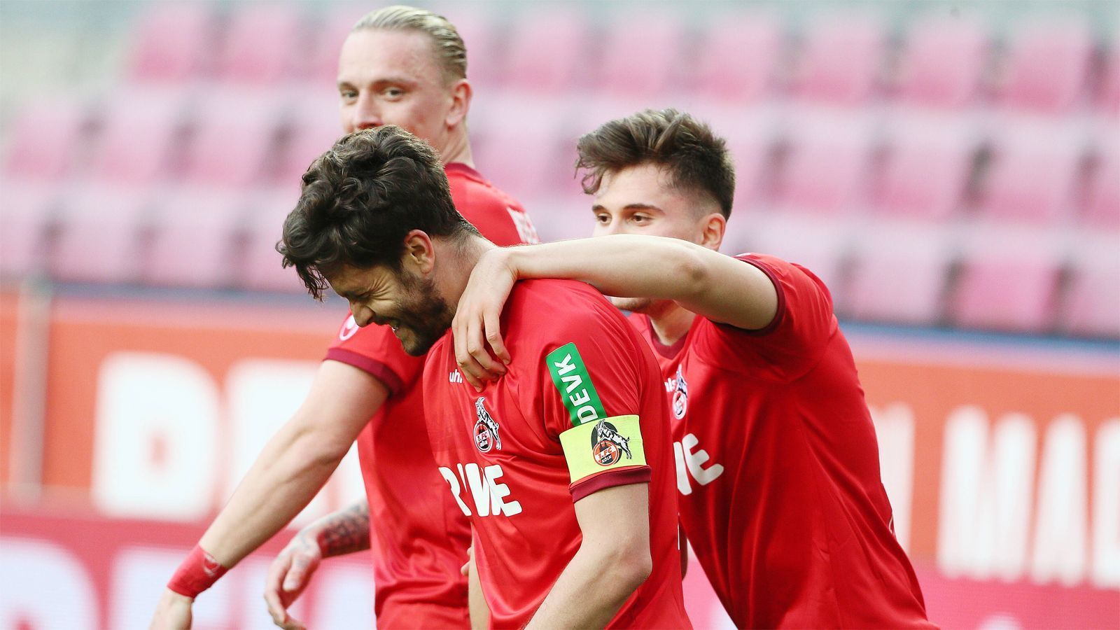 
                <strong>1. FC Köln - 17. Platz - 26 Punkte </strong><br>
                Durch die Erfolge der Konkurrenz war der 2:1-Sieg der Kölner über RB Leipzig nicht nur überraschend, sondern auch zwingend notwendig. Das Team von Trainer Friedhelm Funkel steht vor einer ganzen Reihe von Endspielen, angefangen beim Duell in Augsburg. Der Rückstand auf die Verfolger mit der gleichen Anzahl von Spielen beträgt noch immer vier Punkte - Köln muss auch gegen Freiburg (H), Hertha (A) und Schalke (H) mindestens zwei Spiele gewinnen. Prognose: Trotz aufsteigender Form: Die Hypothek aus den letzten Wochen ist zu groß - Köln bleibt nur der Abstieg. 
              