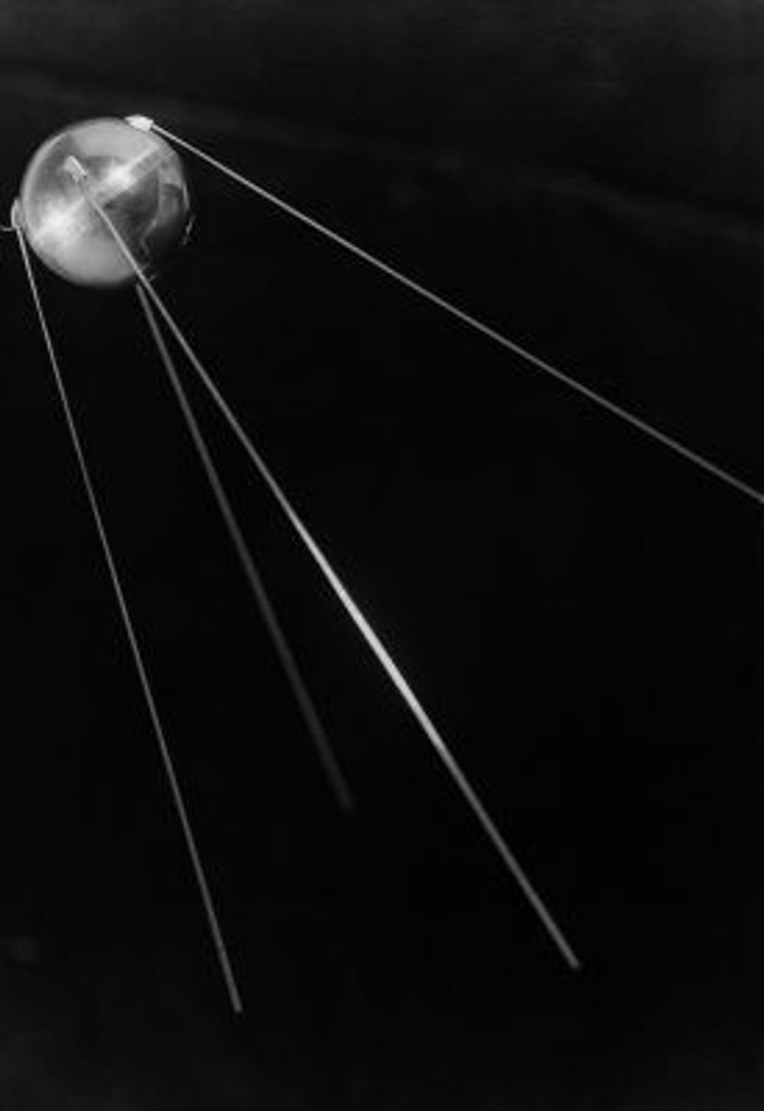 Sputnik 1 war ein erster Erfolg für die Sowjetunion im Wettrennen ums Weltall. Der erste künstliche Erdsatellit wurde am 4. Oktober 1957 gestartet. 92 Tage später verglühte er beim Wiedereintritt in die Erdatmosphäre am 4. Januar 1958.